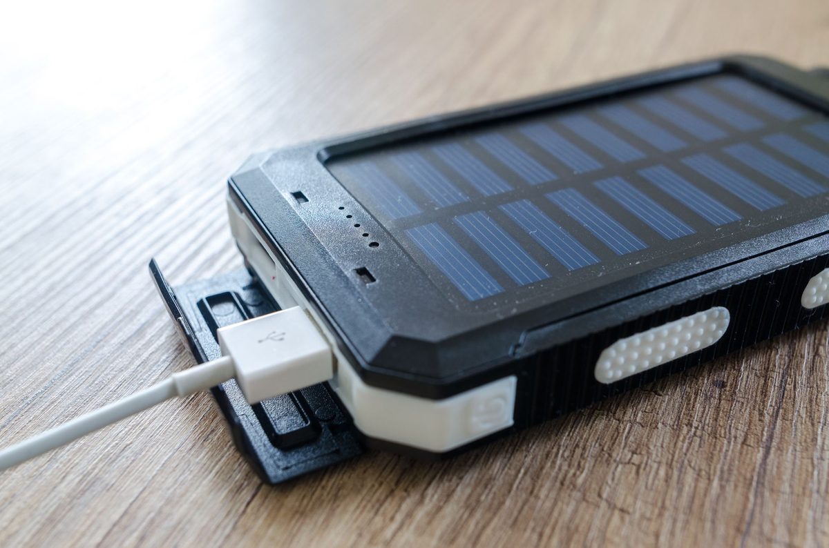 外出時の「充電切れ不安」はモバイルバッテリー選びで解消する