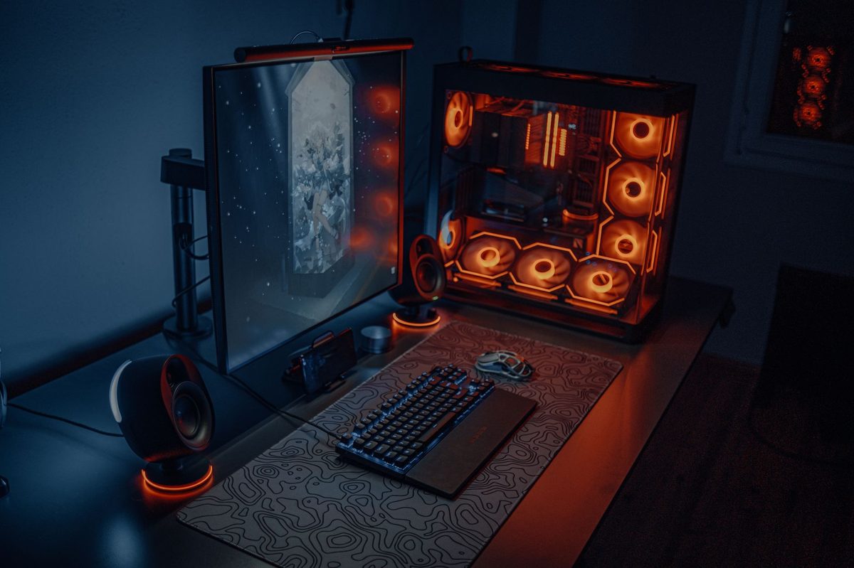 ノートPCスタンドと外付けファンで熱問題を静かに解決する