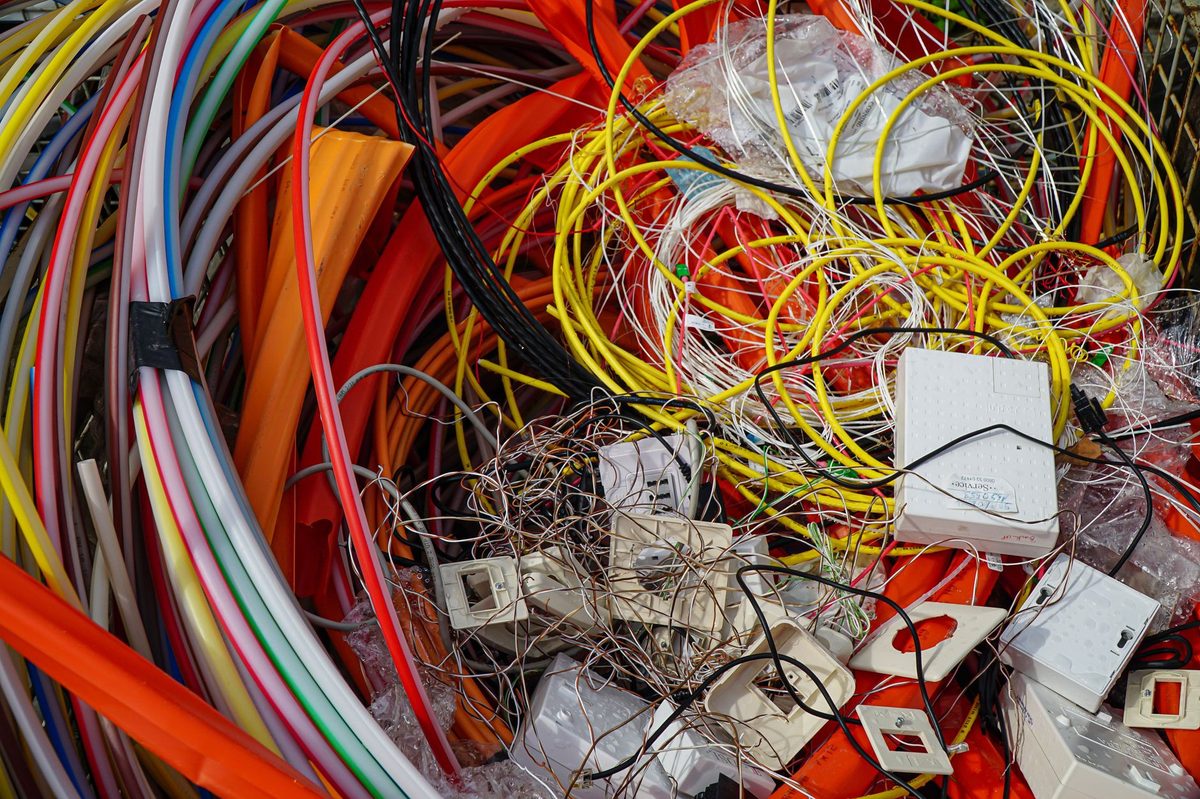なぜ電源タップが「散らかりの震源地」になるのか