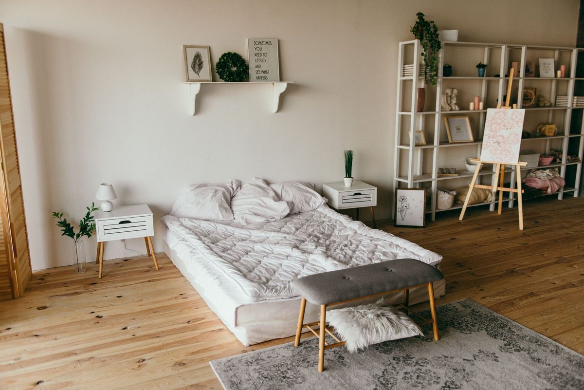 「床に直置き」をやめるだけで部屋が広く見える理由