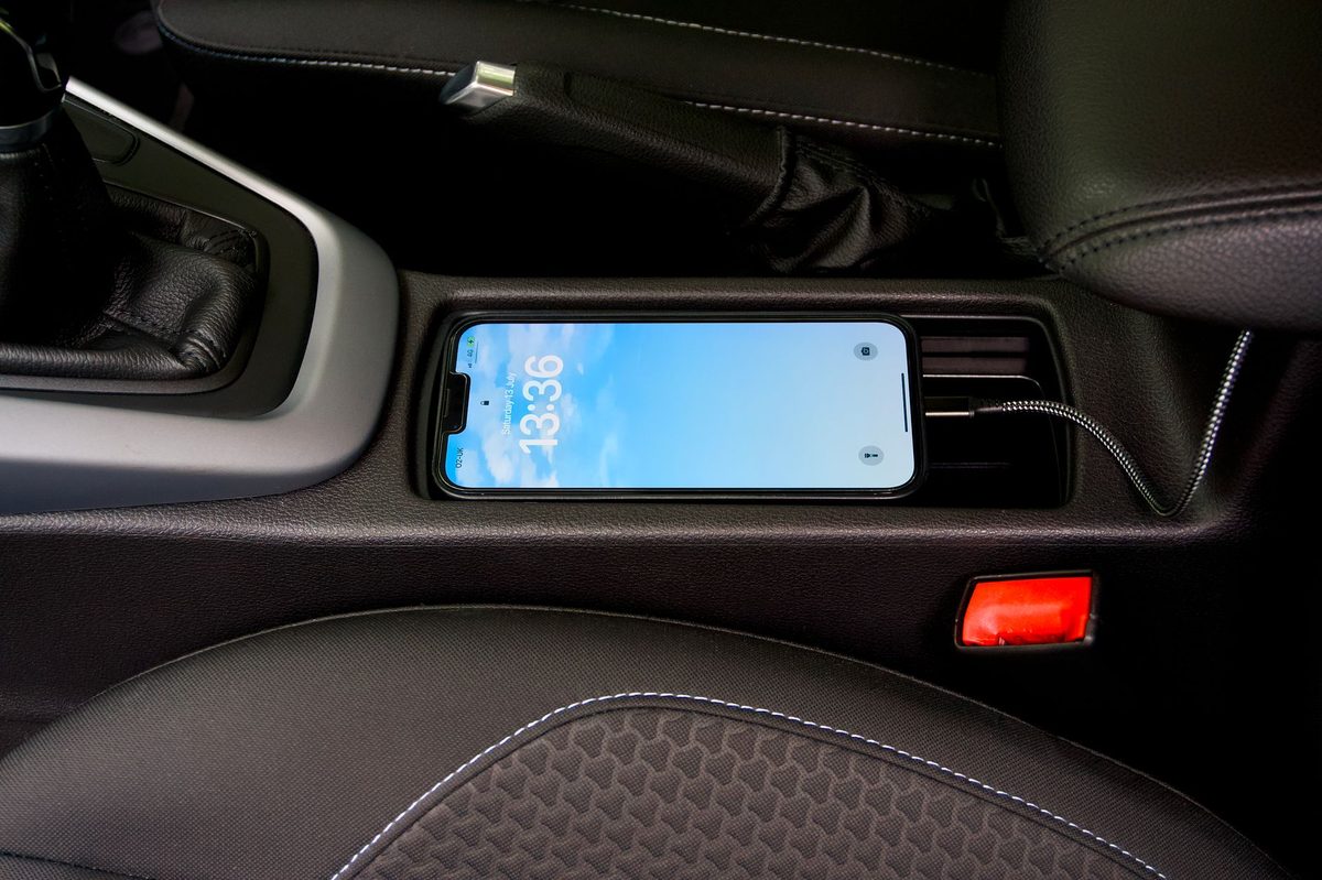 シーン2:スマホの置き場に困る派には「車載ホルダー・急速充電」