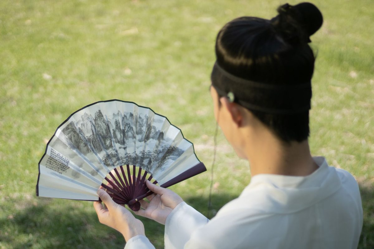 シーン2:両手を使いたいなら「首掛け・羽根なしネックファン」