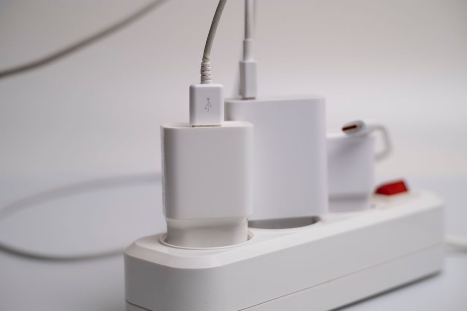 雷ガード付き電源タップが必要な理由｜サージの正体を数値で理解する